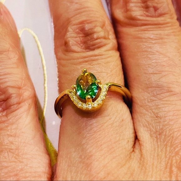 Sparkling Ombre Green Topaz Oval Crystal Gold Ring - Picture 2 of 4